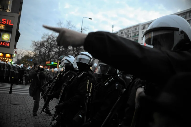 Policjanci podczas starć z chuliganami w trakcie Marszu Niepodległości.