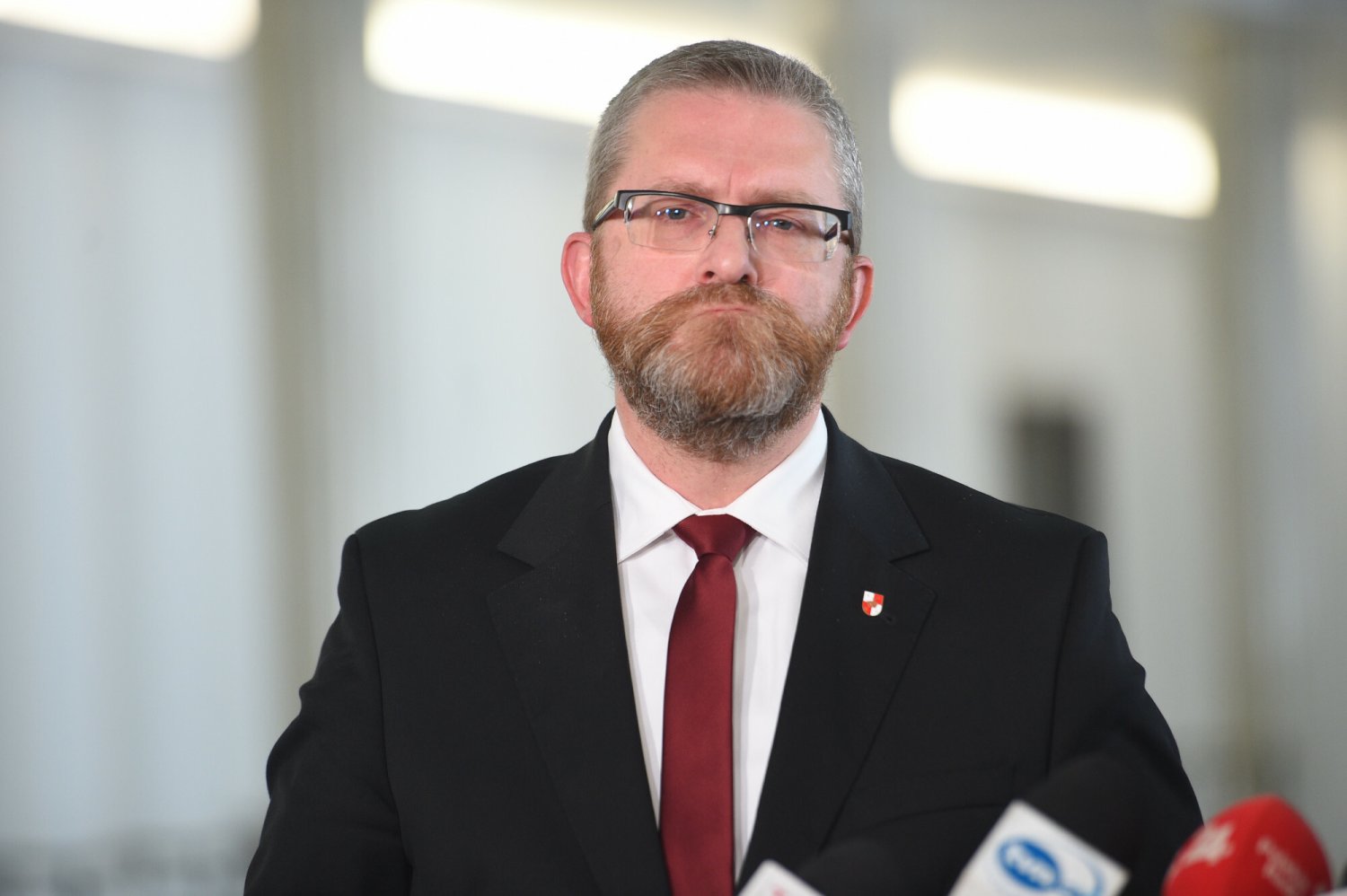 Poseł Konfederacji Grzegorz Braun nadal jest "w formie" i wywołuje kolejne kontrowersje w Sejmie.