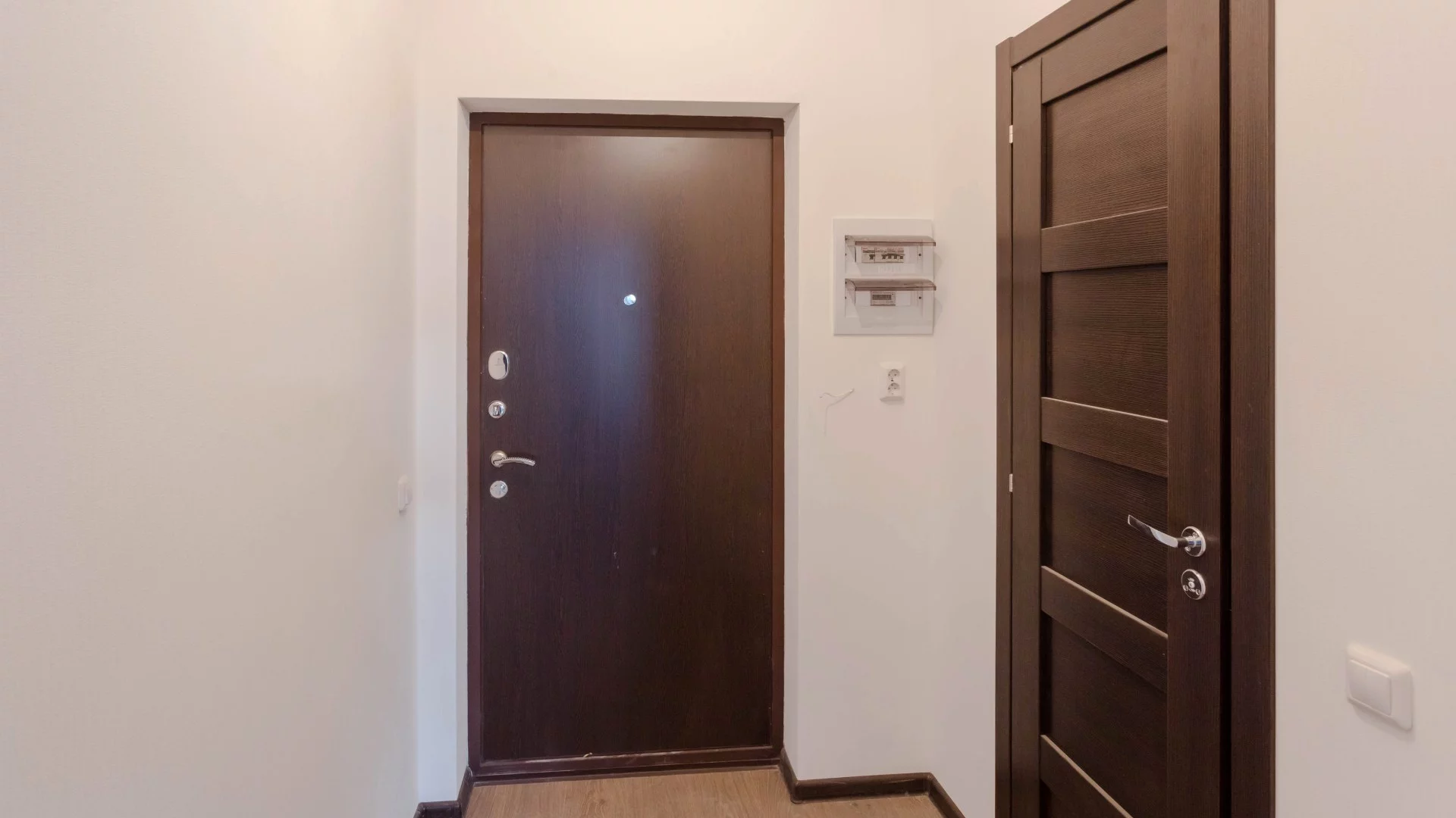 Widok na drzwi mieszkania. Klatka schodowa bloku