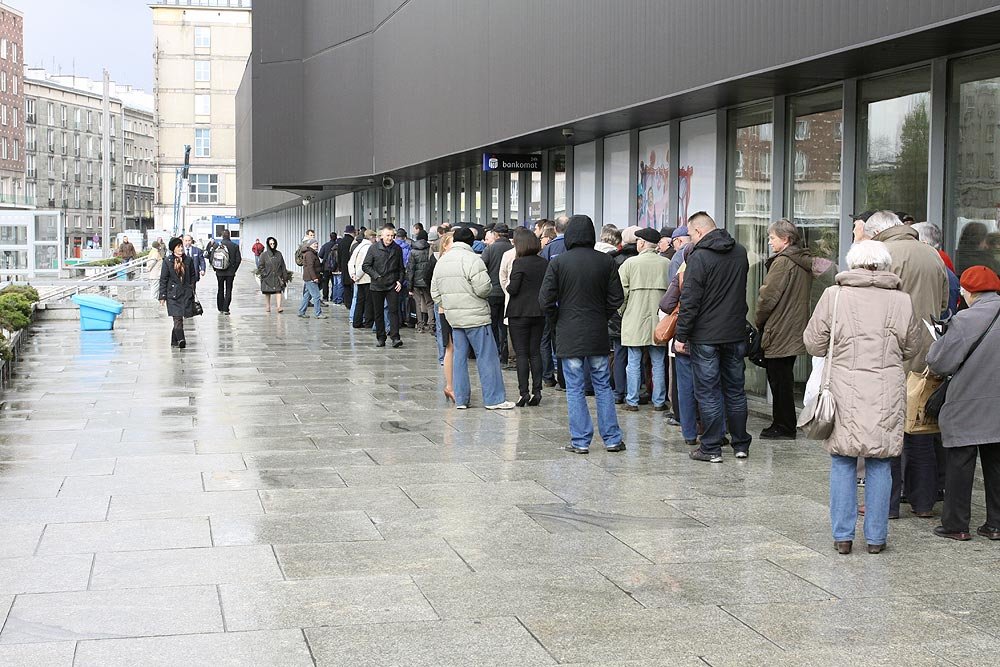 Niektórzy stali tu od niedzieli, by kupić pamiątkowe monety NBP