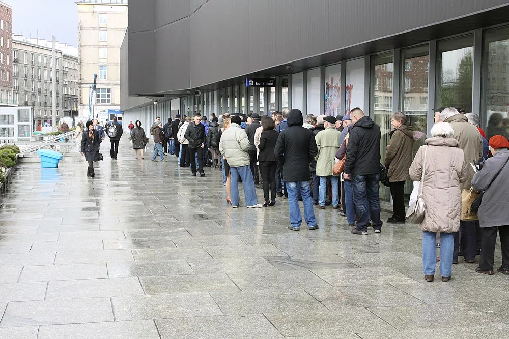 Niektórzy stali tu od niedzieli, by kupić pamiątkowe monety NBP