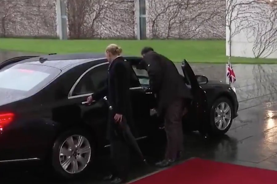 Theresa May przez kilkanaście sekund nie mogła wydostać się z auta.