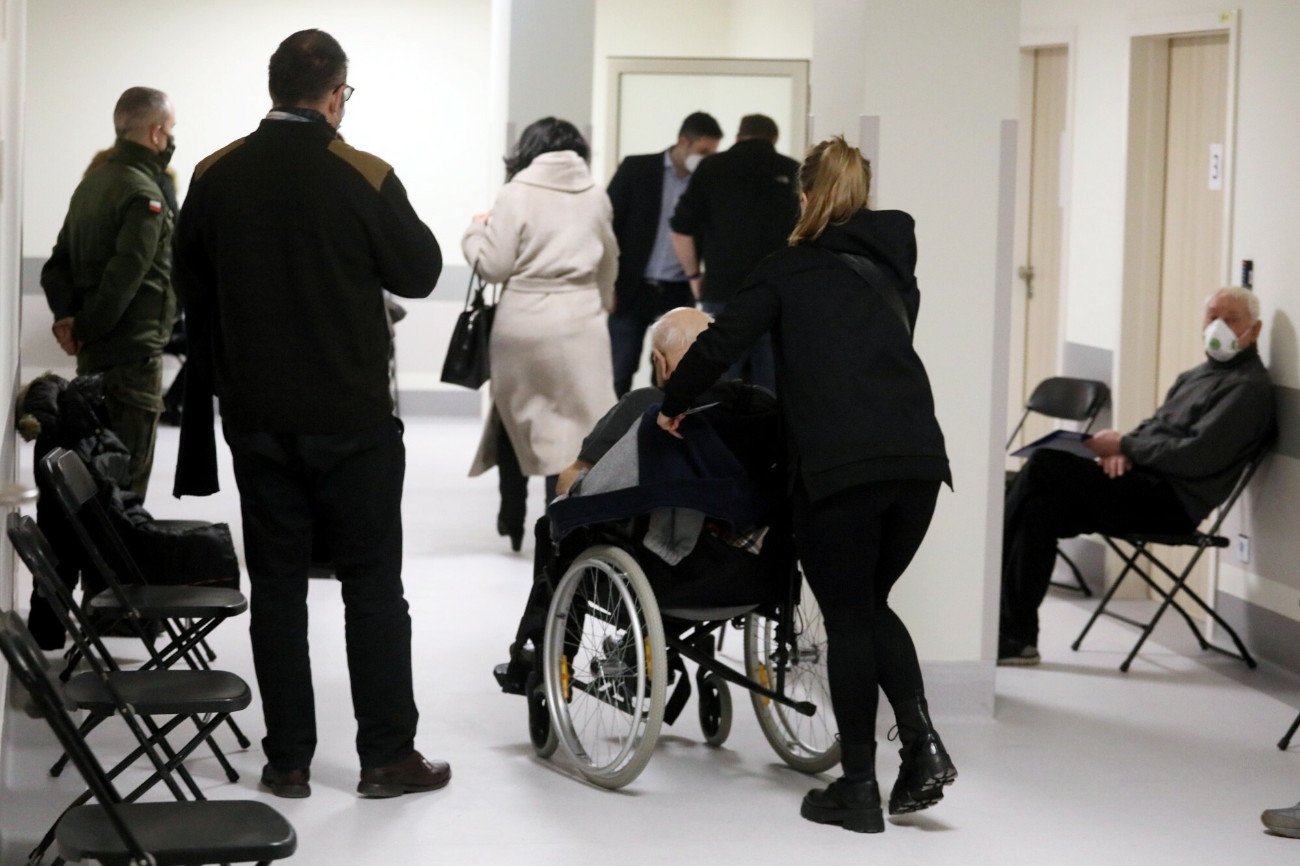 Jedyny skuteczny lek hamujący namnażanie wirusa, a tym samym ciężki przebieg, hospitalizacje i zgony z powodu COVID-19 pozostaje w Polsce bez refundacji