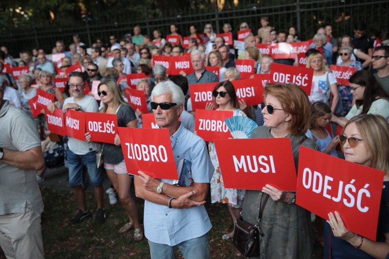 Pod koniec sierpnia przed KPRM w Warszawie odbył się protest ''Ziobro Musi Odejść''.