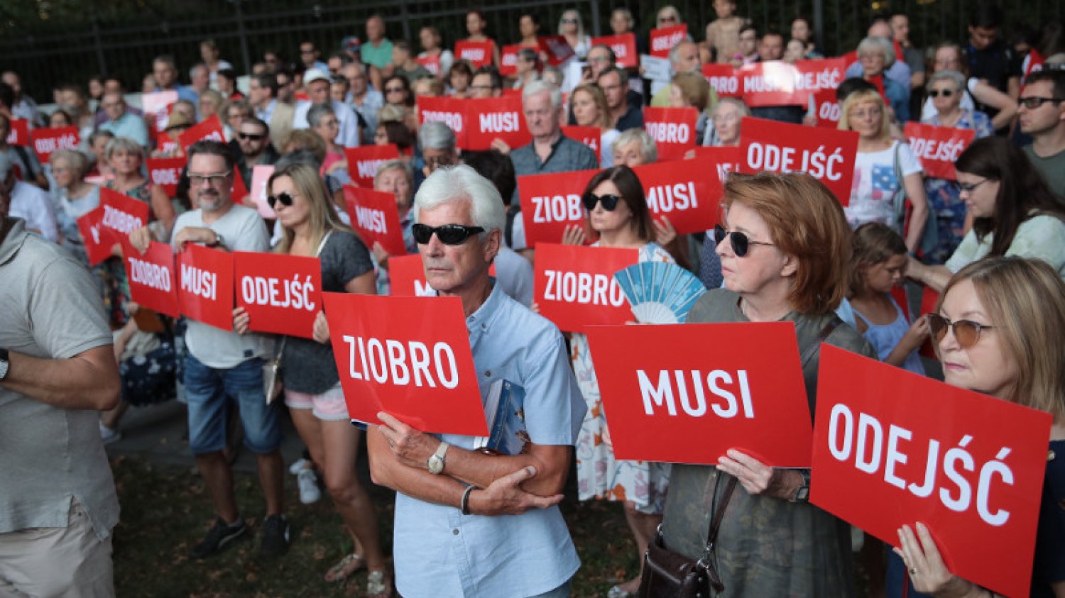 Pod koniec sierpnia przed KPRM w Warszawie odbył się protest ''Ziobro Musi Odejść''.