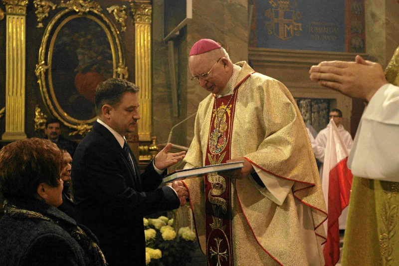 Piotr Duda, przewodniczący NSZZ "Solidarność", wraz z Kazimierzem Ryczanem, biskupem Kościoła rzymskokatolickiego.