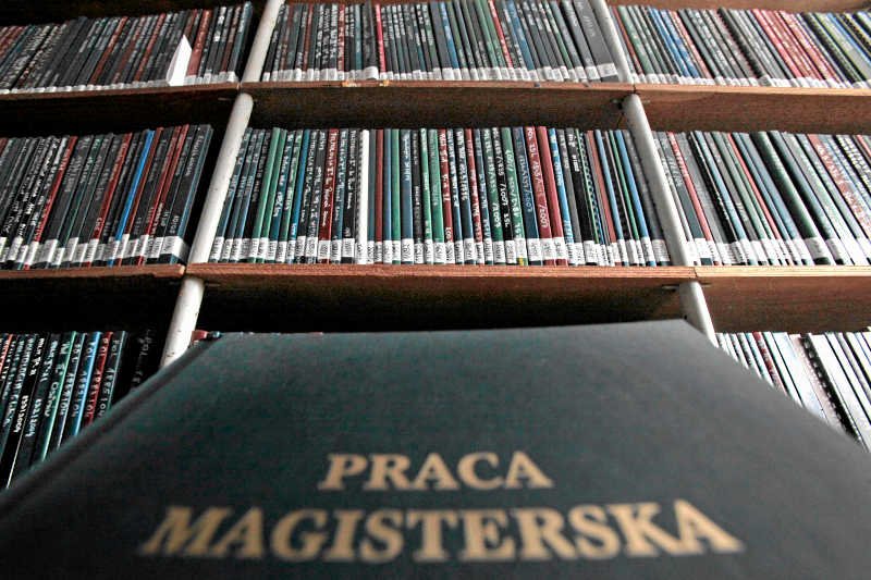 Magisterka jest bez sensu, bo to tylko przepisywanie? Studenci-humaniści twierdzą, że tak