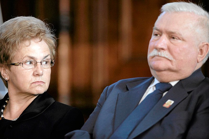 Lech Wałęsa musi pogodzić się życiem w cieniu żony Danuty Wałęsy. Bez żony był prezydent przyznał, że nie radzi sobie sam z przeniem herbaty i krojeniem chleba, miewa pustą lodówkę...