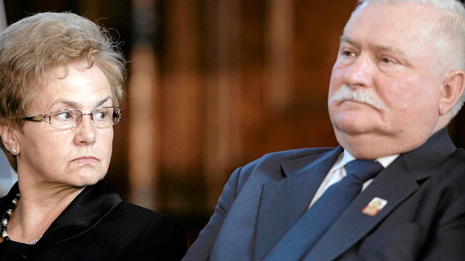 Lech Wałęsa musi pogodzić się życiem w cieniu żony Danuty Wałęsy. Bez żony był prezydent przyznał, że nie radzi sobie sam z przeniem herbaty i krojeniem chleba, miewa pustą lodówkę...