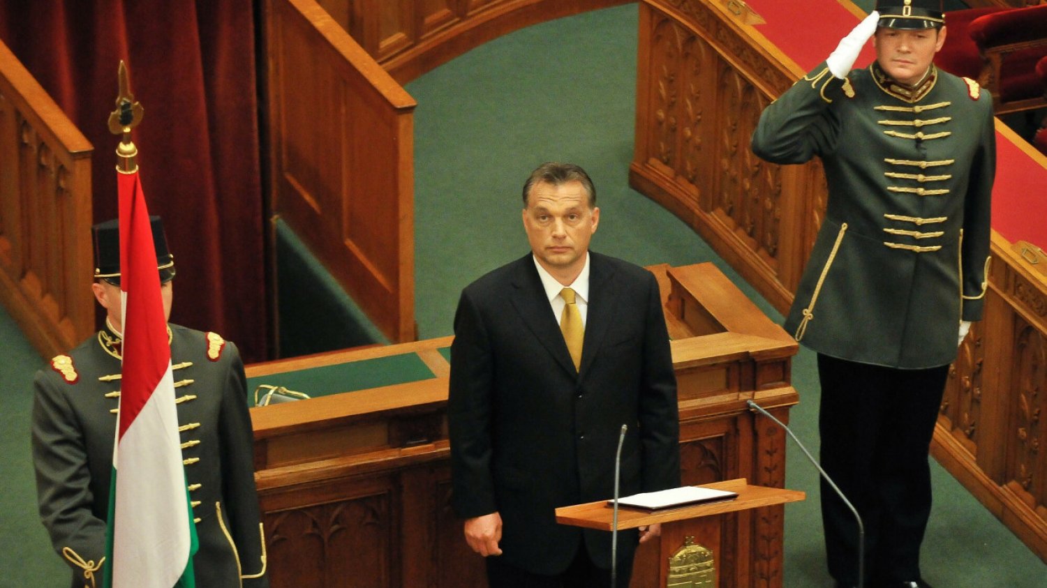 Viktor Orbán w parlamencie w Budapeszcie podczas ceremonii zaprzysiężenia na premiera w 2010 r.