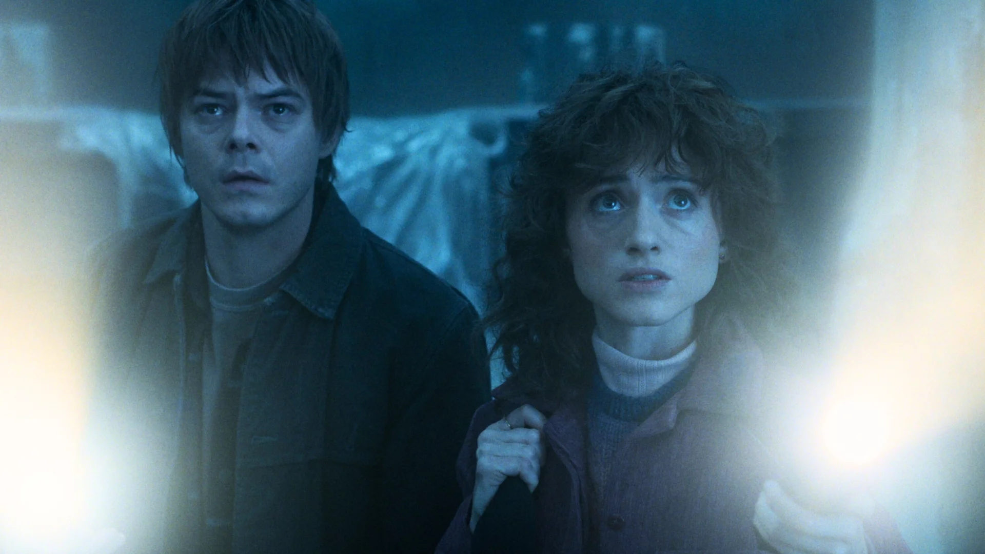 Charlie Heaton i Natalia Dyer jako Jonathan Byers i Nancy Wheeler w 5. sezonie "Stranger Things"