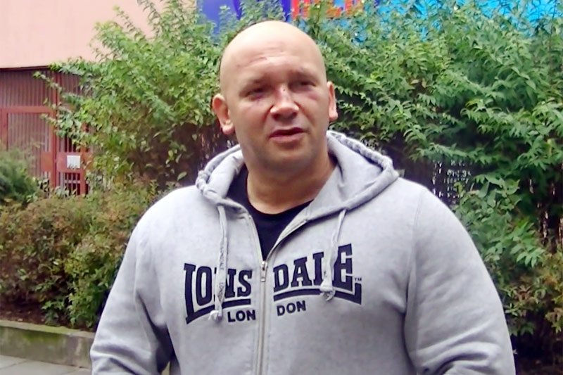 Zawodnik MMA Kamil Bazelak ostro atakuje TVN24. I insynuacjami pod adresem znanych dziennikarzy reklamuje Telewizję Republika.