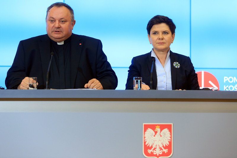 Beata Szydło rozpoczęła premierowanie od zakupów – nabyła 43 krzyże. Symbole religii chrześcijańskiej kosztowały łącznie ponad 3 tys. zł.