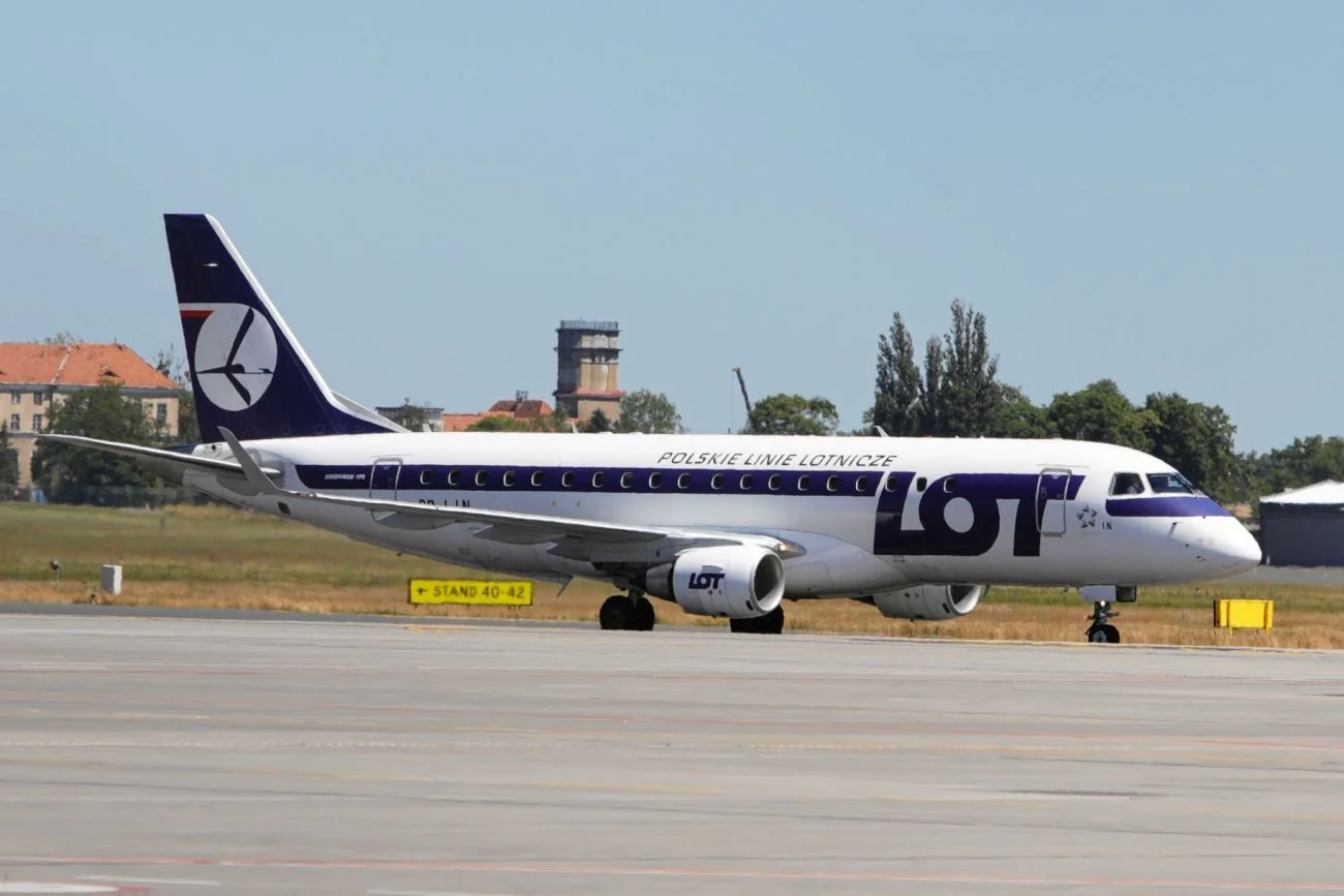 Embraer 175 linii LOT musiał lądować awaryjnie na lotnisku w Warszawie Embraer 175 linii LOT musiał lądować awaryjnie na lotnisku w Warszawie