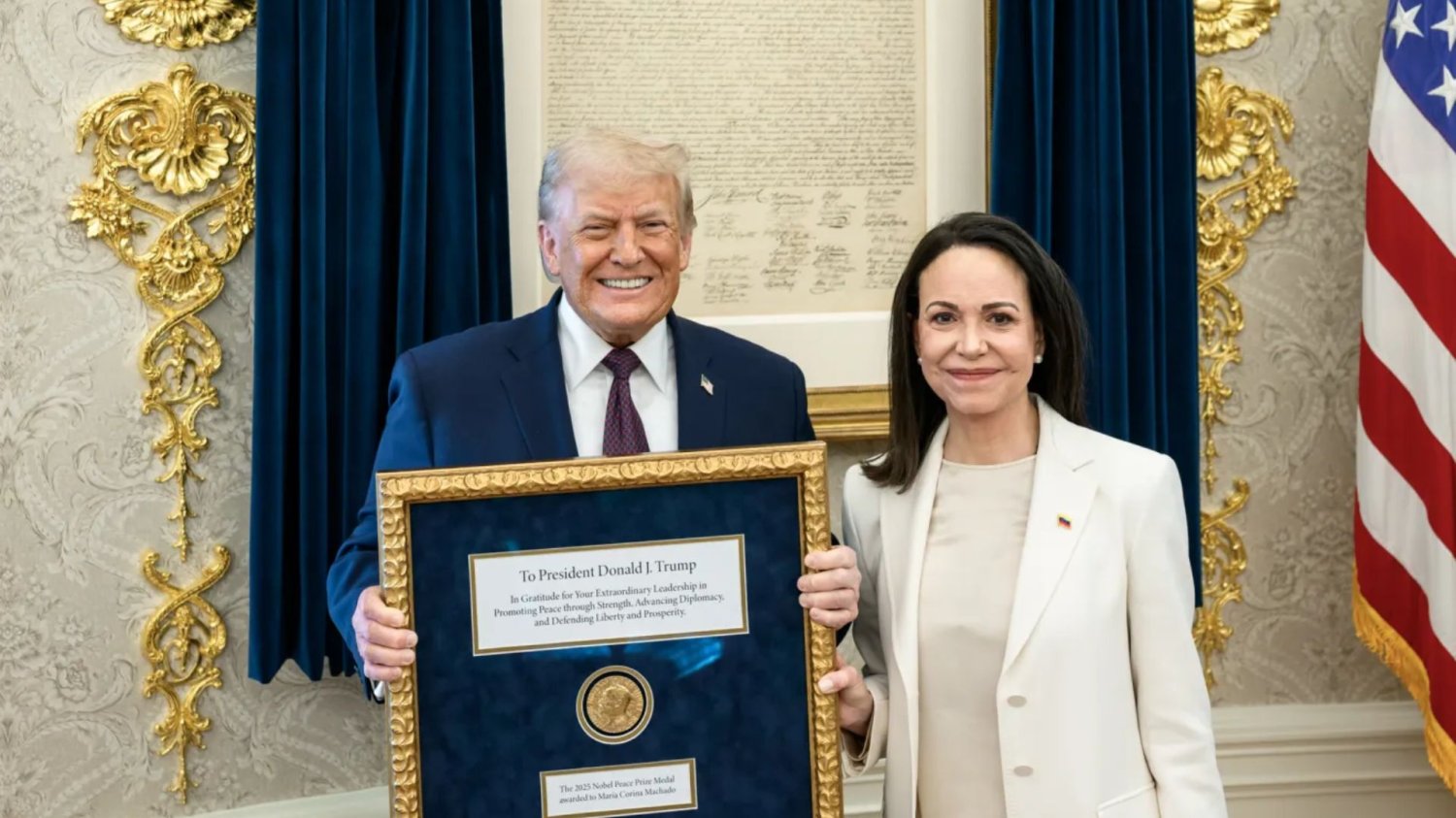 Maria Machado przekazuje Nobla Donaldowi Trumpowi.