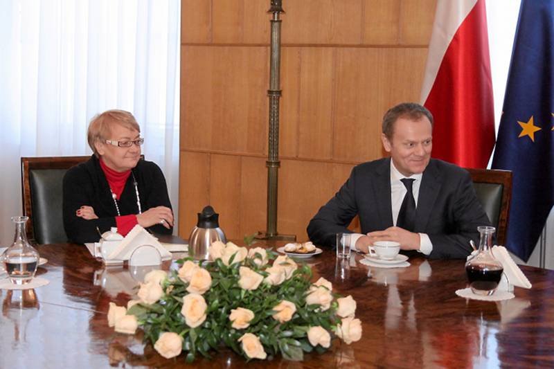 Spotkanie premiera z Gabinetem Cieni Kongresu Kobiet. Na zdjęciu Henryka Bochniarz i Donald Tusk.