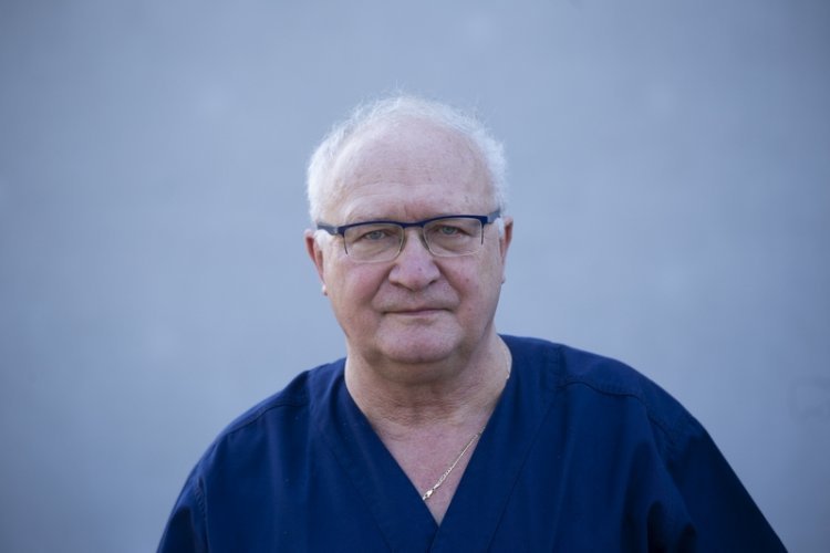 Prof. Simon mówi o przestrzeganiu obostrzeń przez rządzących.