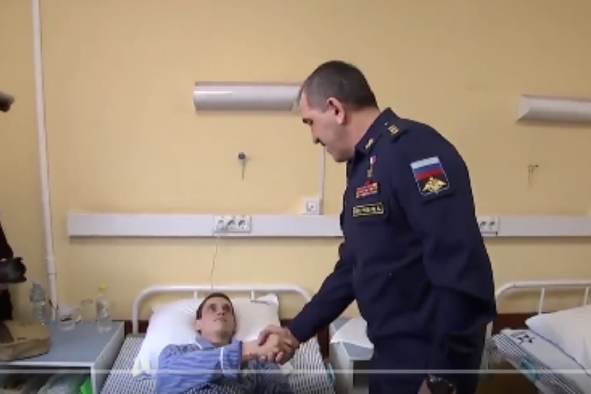 Rosyjski wiceszef MON odznaczył rannych żołnierzy.