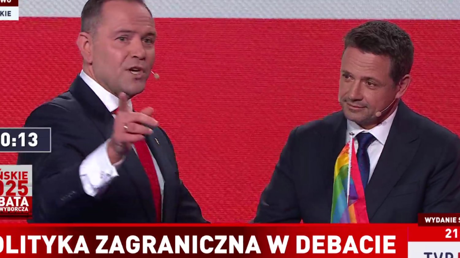 Żenujące zachowanie Nawrockiego. Nagle poszedł do Trzaskowskiego z takim gadżetem Żenujące zachowanie Nawrockiego. Z tym poszedł do Trzaskowskiego na debacie