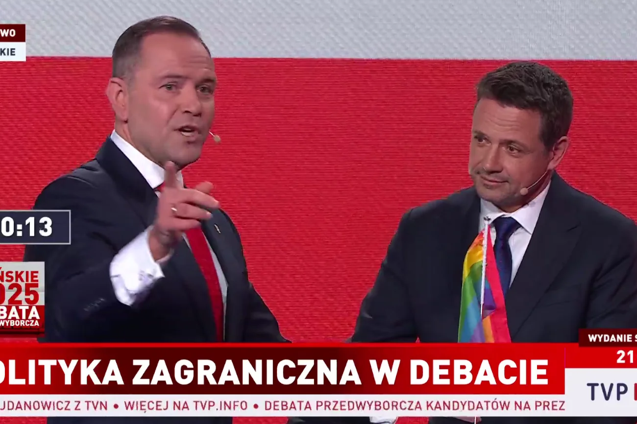 Żenujące zachowanie Nawrockiego. Nagle poszedł do Trzaskowskiego z takim gadżetem Żenujące zachowanie Nawrockiego. Z tym poszedł do Trzaskowskiego na debacie