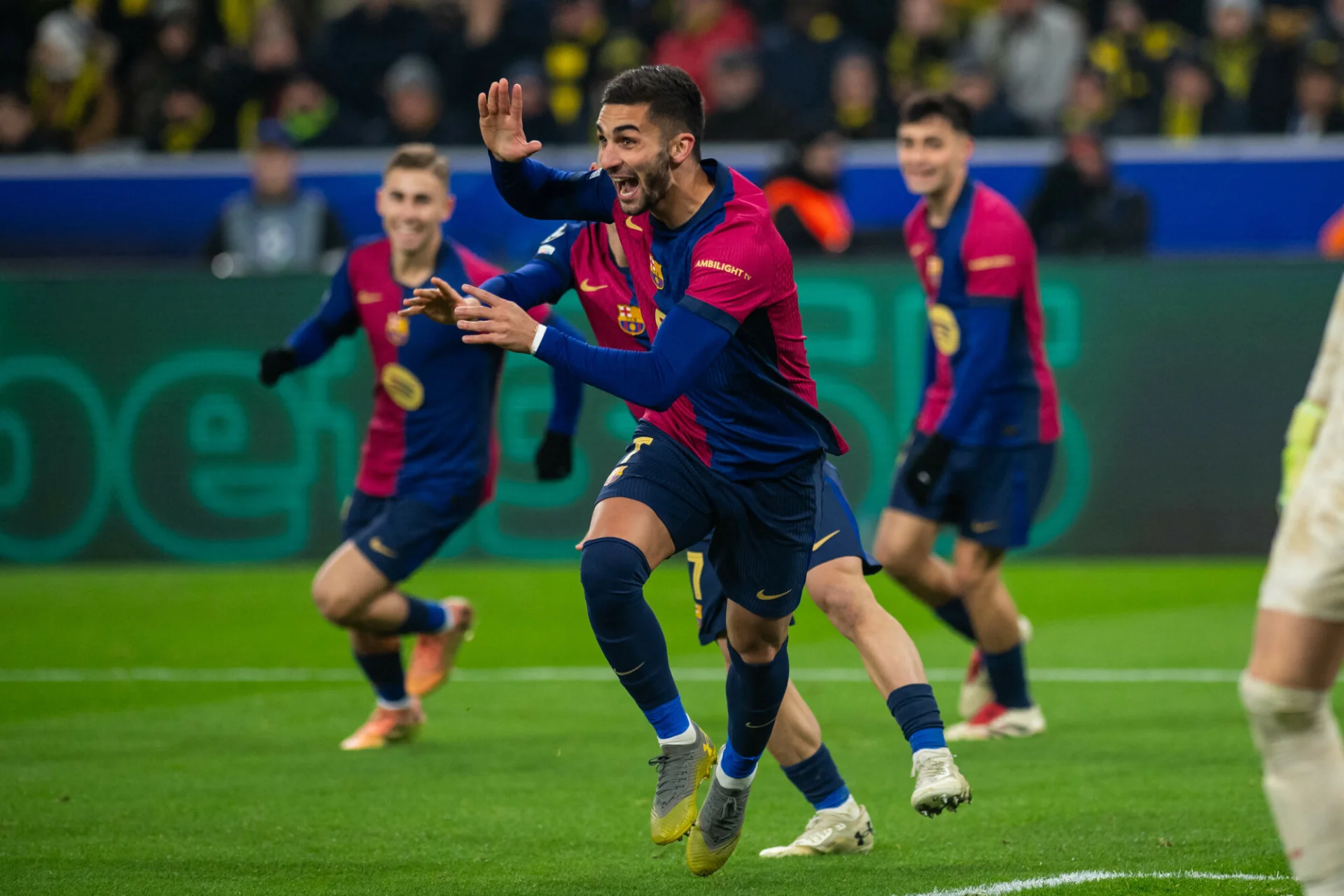 Ferran Torres bohaterem Barcelony w meczu z Borussią Dortmund. Ferran Torres bohaterem Barcelony w meczu z Borussią Dortmund.