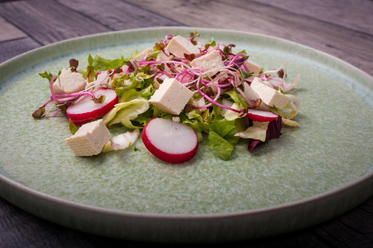 Nie każda sałatka na wielkanocnym stole musi pływać w majonezie - przekonuje lekarka i proponuje zdrowszą alternatywę.