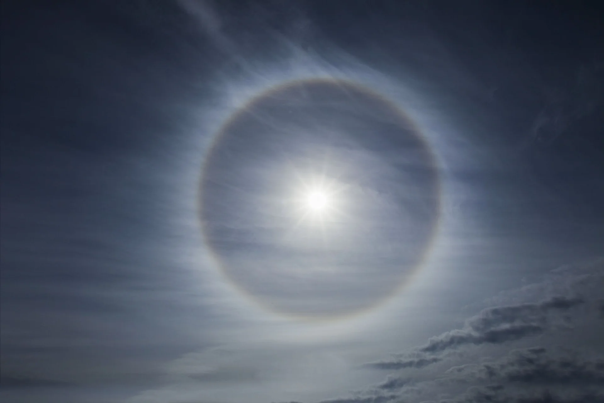 Efekt halo na chmurze Cirrostratus