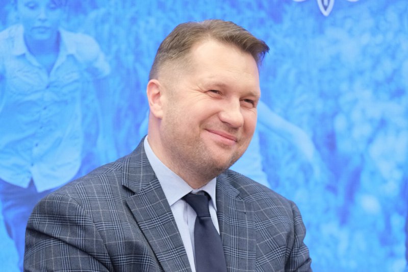 Ministerialni eksperci nadal nie podjęli decyzji o tym, czy alternatywa książki do HiT przygotowana przez WSiP zasługuje na miano podręcznika