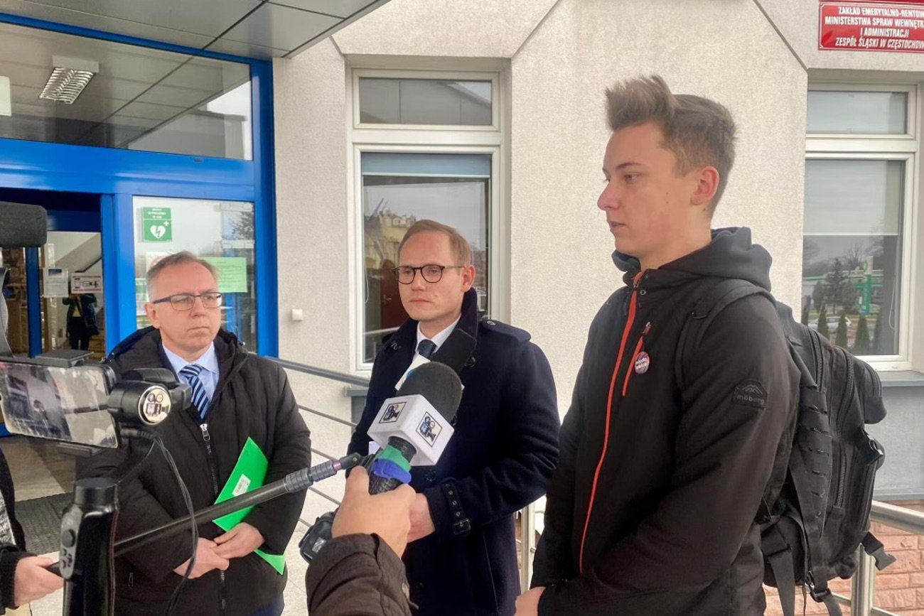 18-letni Jakub Matyjaszczyk zgłosił się na przesłuchanie w towarzystwie posła Macieja Kopca i adwokata Adama Kasperkiewicza.