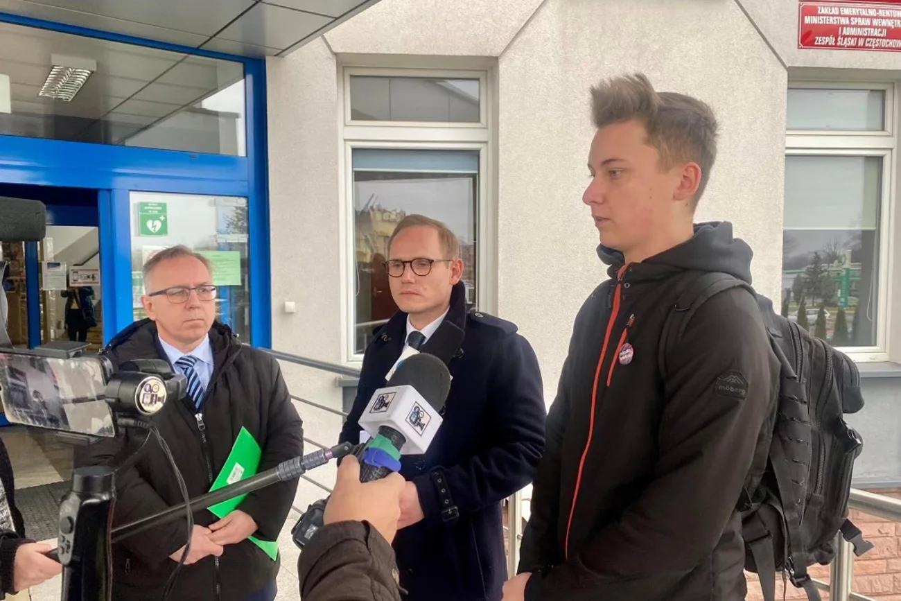 18-letni Jakub Matyjaszczyk zgłosił się na przesłuchanie w towarzystwie posła Macieja Kopca i adwokata Adama Kasperkiewicza.