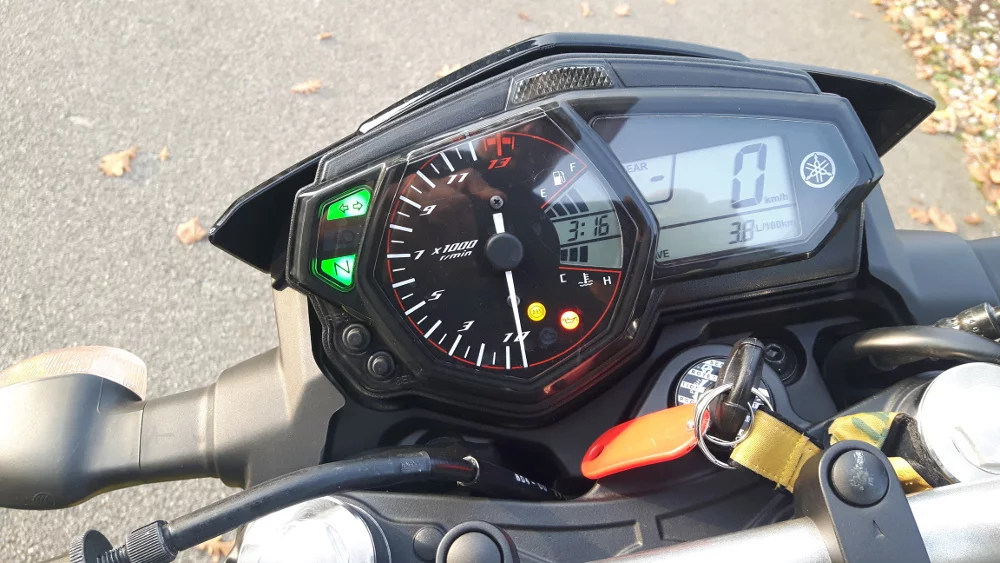 Na wyświetlaczu króluje analogowy obrotomierz.