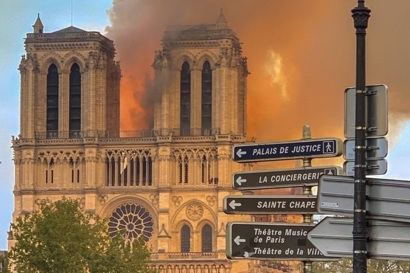 Odbudowa dachu katedry może być niewykonalna.