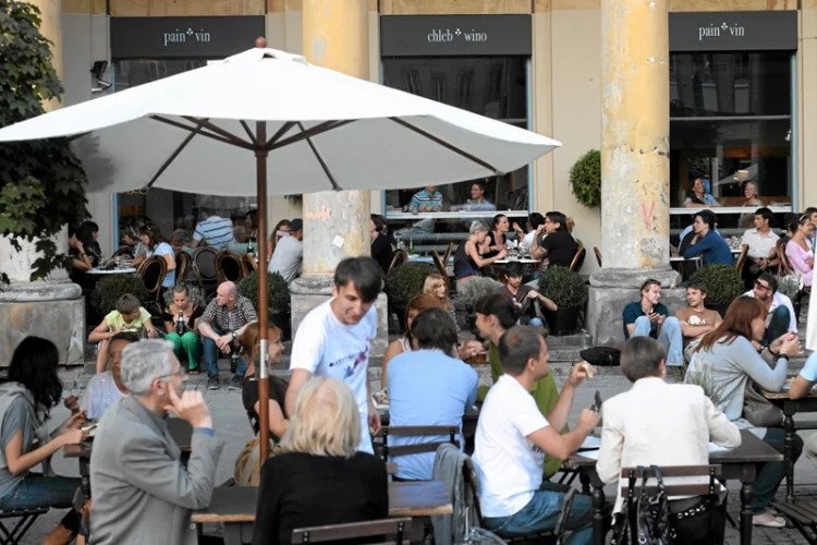 Wielka Brytania wychodzi z lockdownu. Otwarte ogródki barowe i punkty usług.