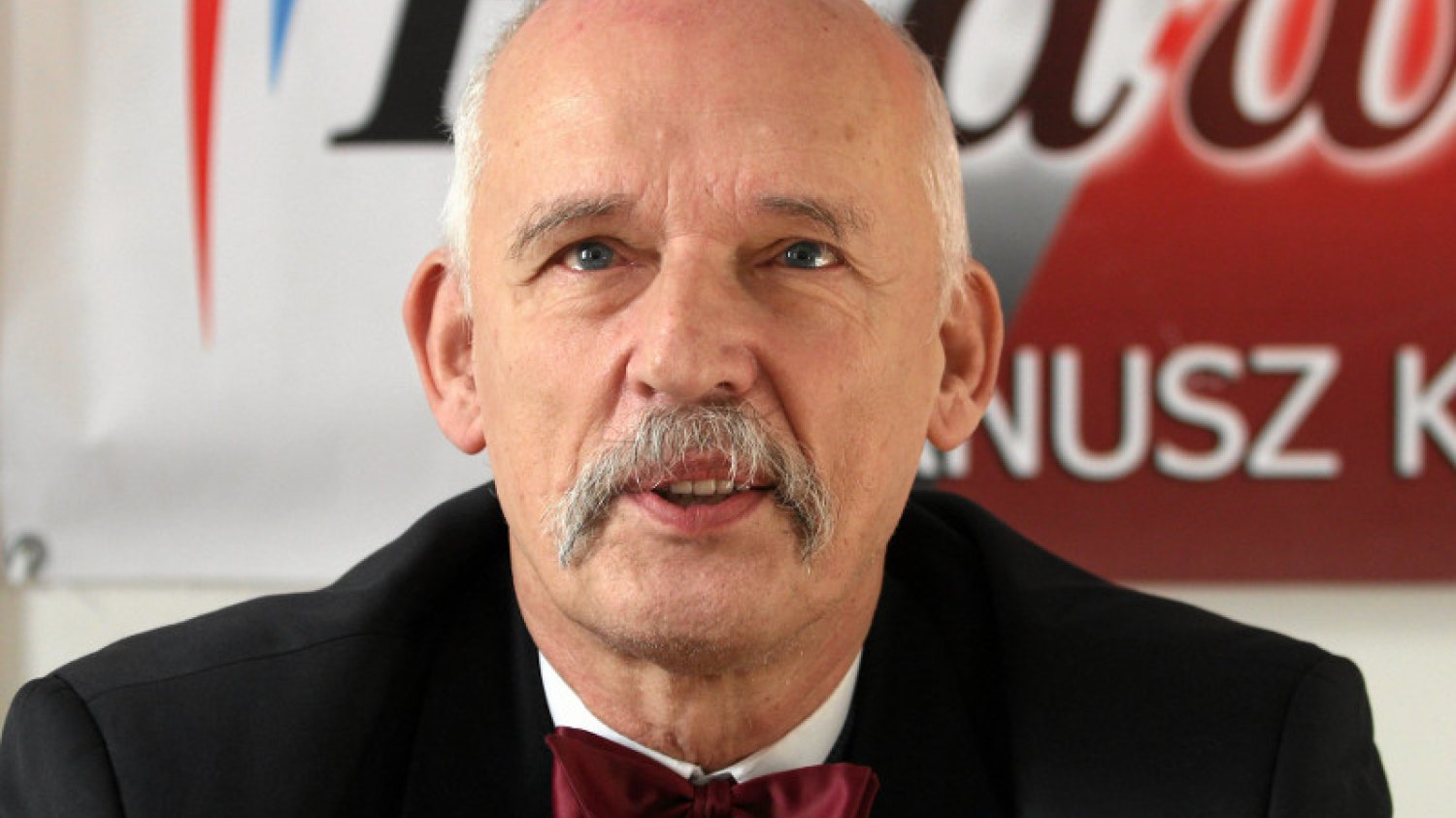 Janusz Korwin-Mikke uderza poniżej pasa. Na Facebooku zarzucił szefowi śląskiej PO gwałt na kelnerce.