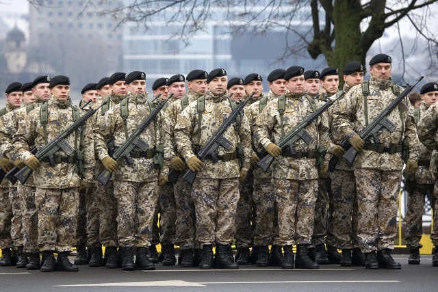 Łotwa alarmuje, że w kraju może trwać już wojna hybrydowa. Na zdjęciu parada łotewskich żołnierzy