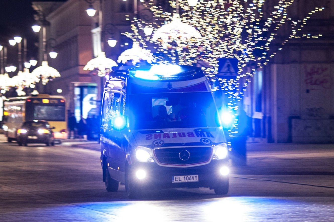 Karetka w mieście. Zdjęcie ilustracyjne.