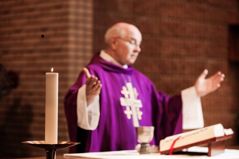 [url=http://www.shutterstock.com/pic-155138867/stock-photo-priest-wearing-purple-robe-gives-sermon.html?src=-Laxl8RPSX6DTrye73IxYg-1-85]SLD chce wprowadzenia zakazu agitacji wyborczej w kościołach[/url]