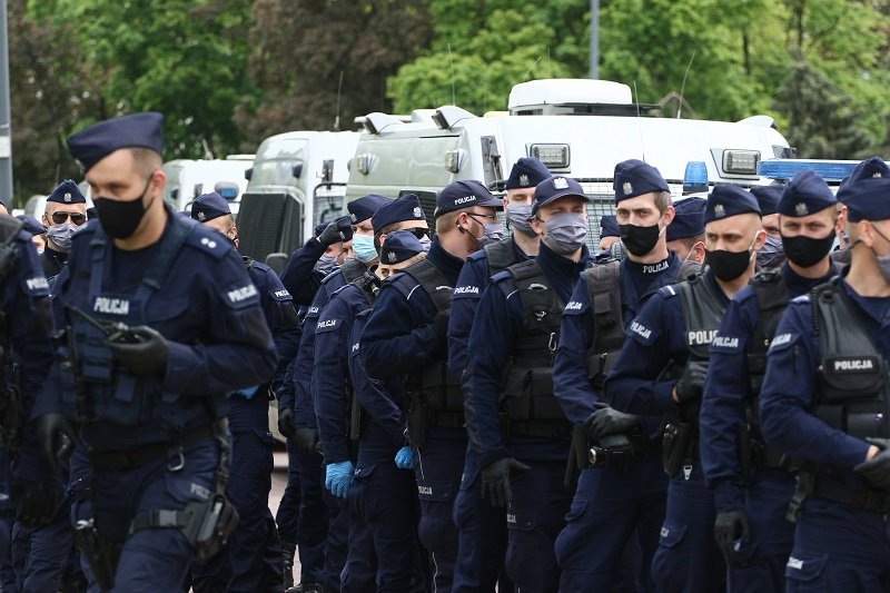 Policjanci dostaną premie za służbę w czasie epidemii.