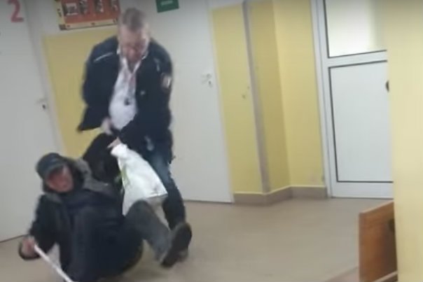 Pracownik ochrony siłą wyrzucił pacjenta ze szpitala, wlokąc go po ziemi.