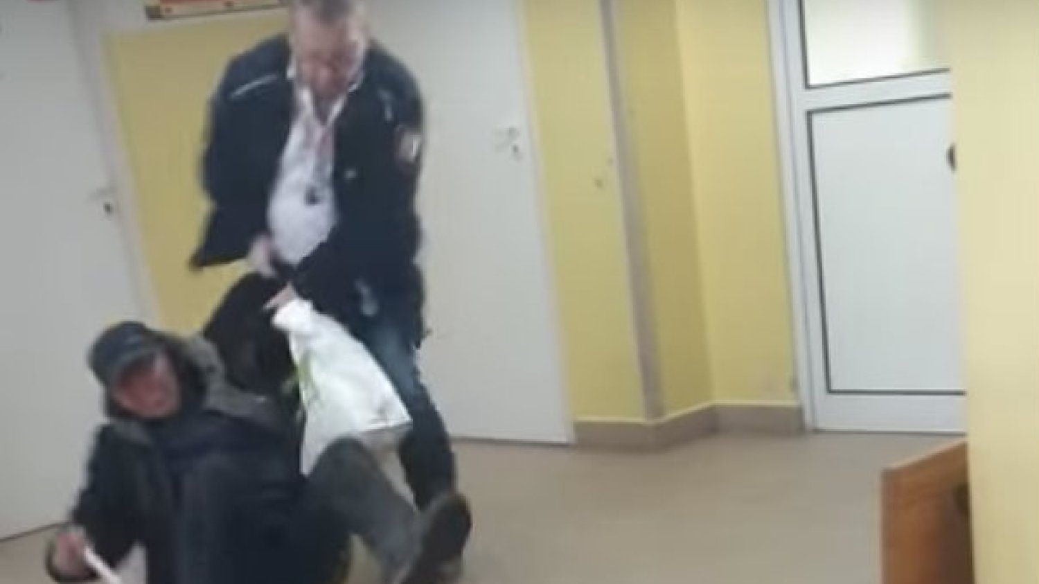 Pracownik ochrony siłą wyrzucił pacjenta ze szpitala, wlokąc go po ziemi.