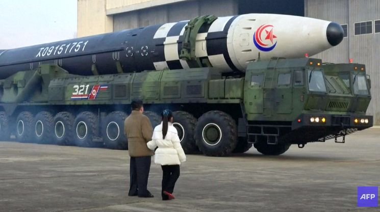 Kim Dzong Un pokazał światu córkę. Oglądali test rakiety balistycznej.