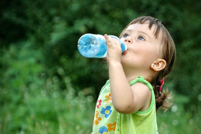 [url=http://www.shutterstock.com/pic-78297526/stock-photo-portrait-of-a-cute-child-drinking-water-from-a-bottle-in-the-forest.html?src=NzI9-83aFdlD-ZJiAS9S6A-1-41] Ile wody dziennie powinny pić dzieci? [/url]