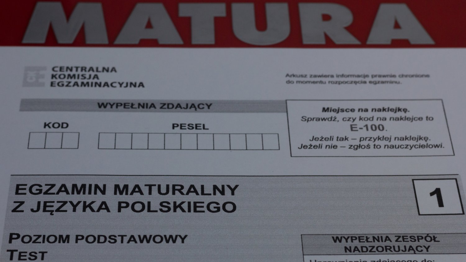 Przecieki na maturze z polskiego 2026 - wyciekły tematy wypracowań Arkusz maturalny z języka polskiego. Konsekwencje wniesienia telefonu i unieważnienie egzaminu