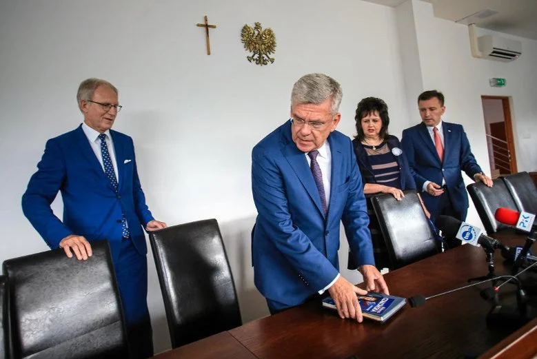 PAP podała, że PiS chce ponownego przeliczenia głosów w dwóch okręgach do Senatu. Partia złożyła w tej sprawie protesty do SN.