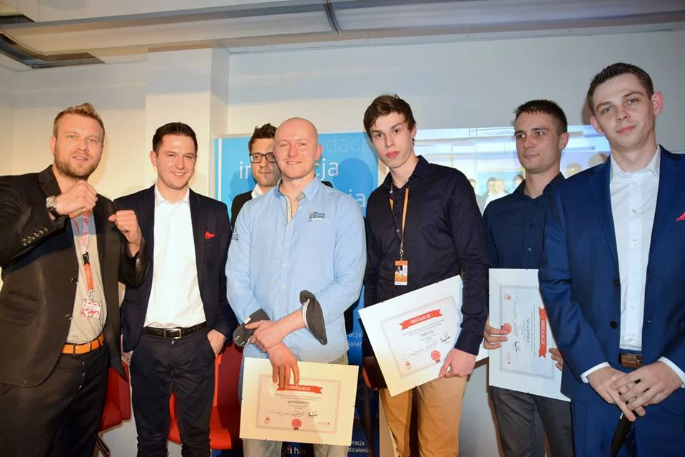 Od Lewej: Maciej Kawulski - współzałożyciel Federacji KSW, Aurelisz Górski - Dyrektor Zarządzający Sieci Business Link, Dariusz Żuk - Prezes Fundacji Polska Przedsiębiorcza, zwycięskie startupy oraz Manager AIP Business Link  Konrad Gaweł