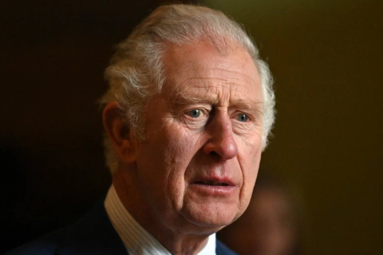 Co robił król Karol III tuż przed śmiercią Elżbiety II? Premiera biografii