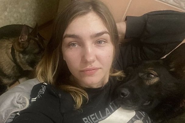 25-latka z Charkowa ukrywa się w domu z psami. Matka w Moskwie nie wierzy, że to Rosja zaatakowała.