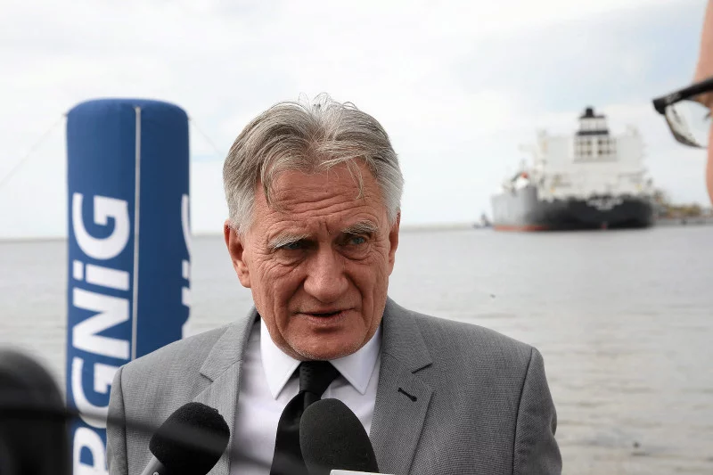 Prezes PGNiG Piotr Woźniak udziela wywiadu podczas uroczystości powitania amerykańskiego gazowca Clean Ocean. Gazowiec przypłynął z pierwszą dostawą amerykańskiego gazu skroplonego do Terminalu LNG.
