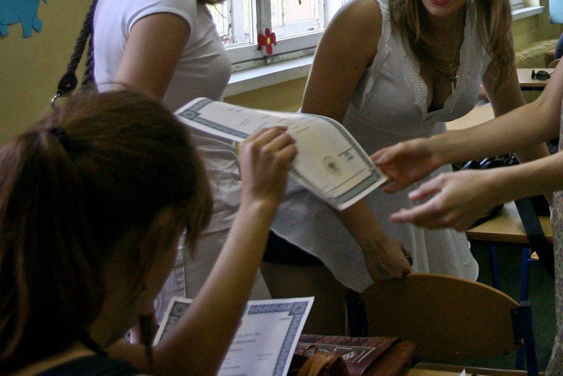 Zamiast myśleć o wakacjach czy studiach uczniowie gdańskich szkół muszą sprawdzić swoje świadectwa. Zdaniem władz Gdańska jest bałagan, bo oświata przechodzi koleje zmiany, tym razem reformę minister Zalewskiej.