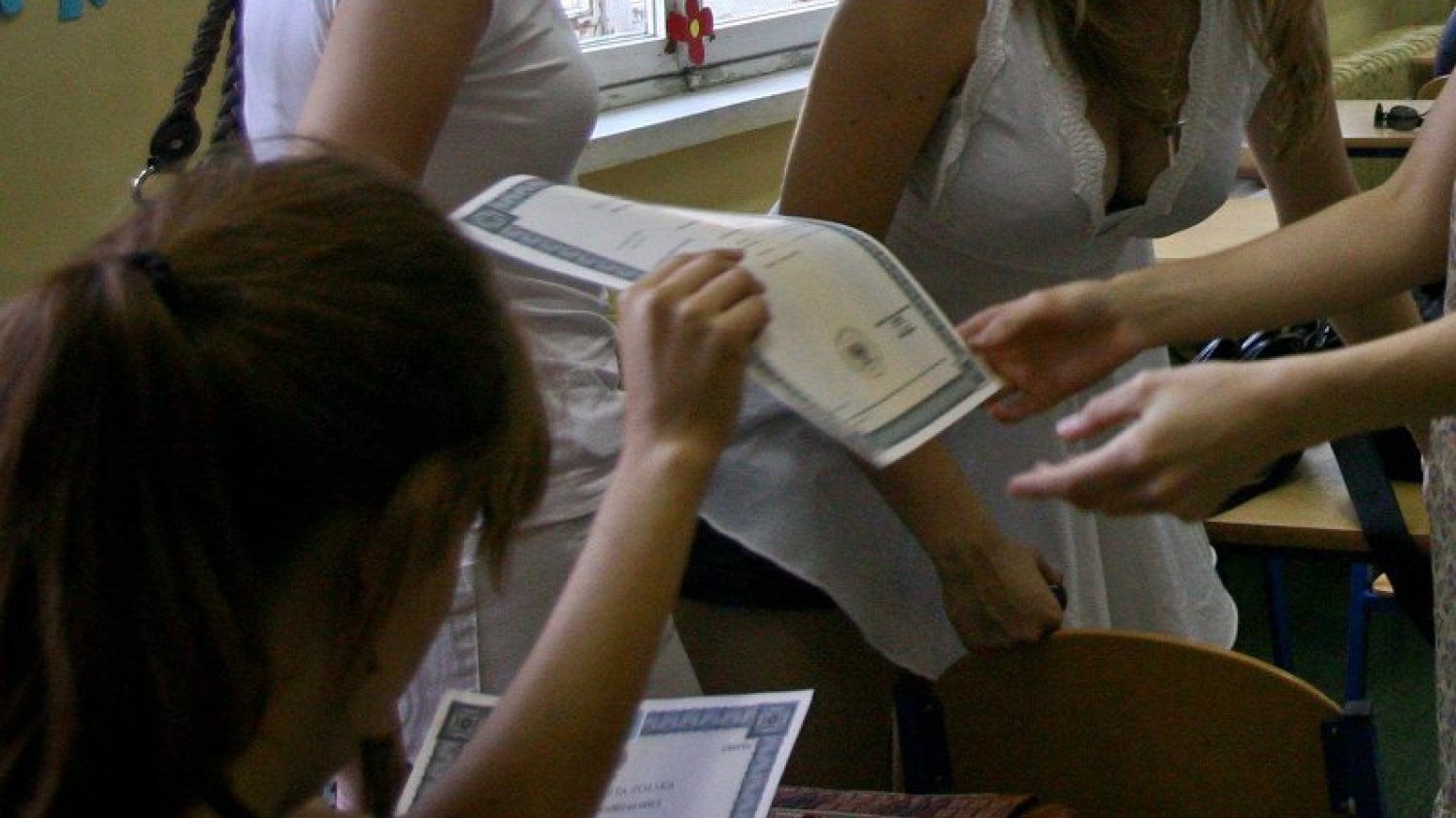 Zamiast myśleć o wakacjach czy studiach uczniowie gdańskich szkół muszą sprawdzić swoje świadectwa. Zdaniem władz Gdańska jest bałagan, bo oświata przechodzi koleje zmiany, tym razem reformę minister Zalewskiej.